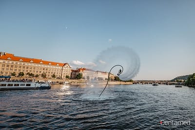 Flyboardshow v Praze na Vltavě
