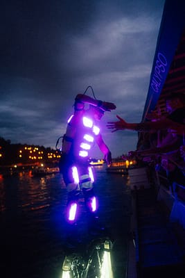 Flyboardista v LED obleku