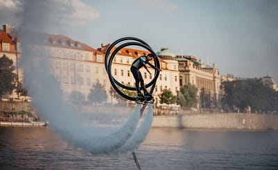 Dvopjitá smyčka po saltu na flyboardu