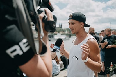 Petr civín dává rozhovor